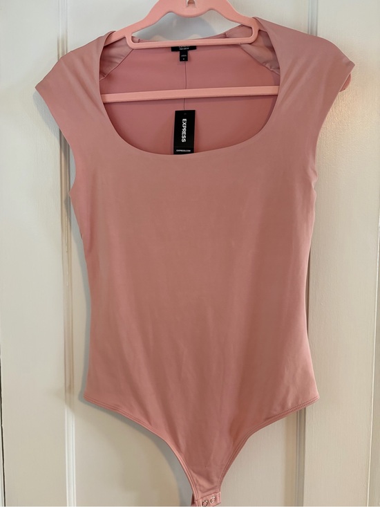 Express Tops - Express Women's Scoop Neck Cap Sleeve Bodysuit in Dusty Rose